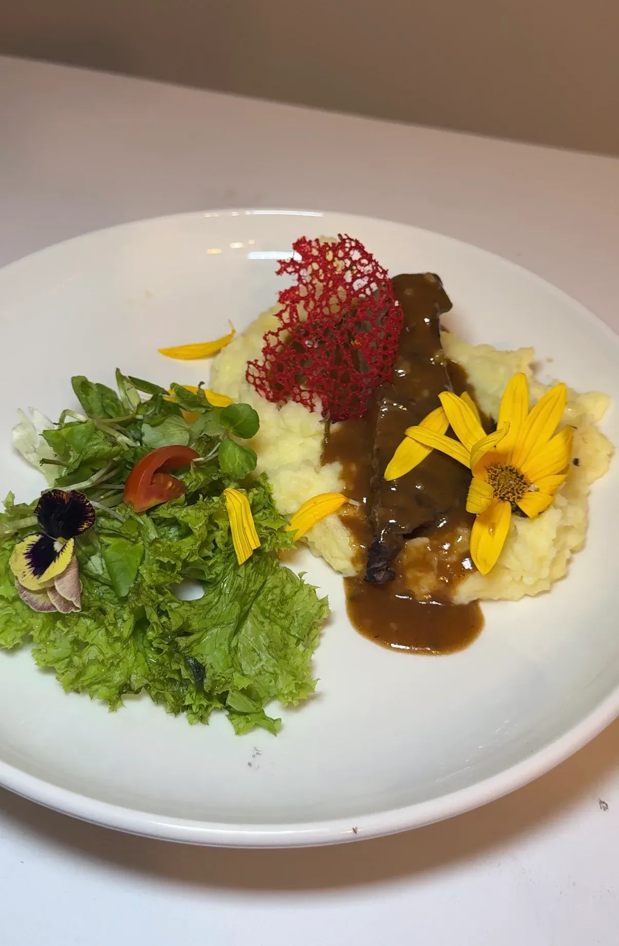 Servicio de plato en mesa con personal uniformado