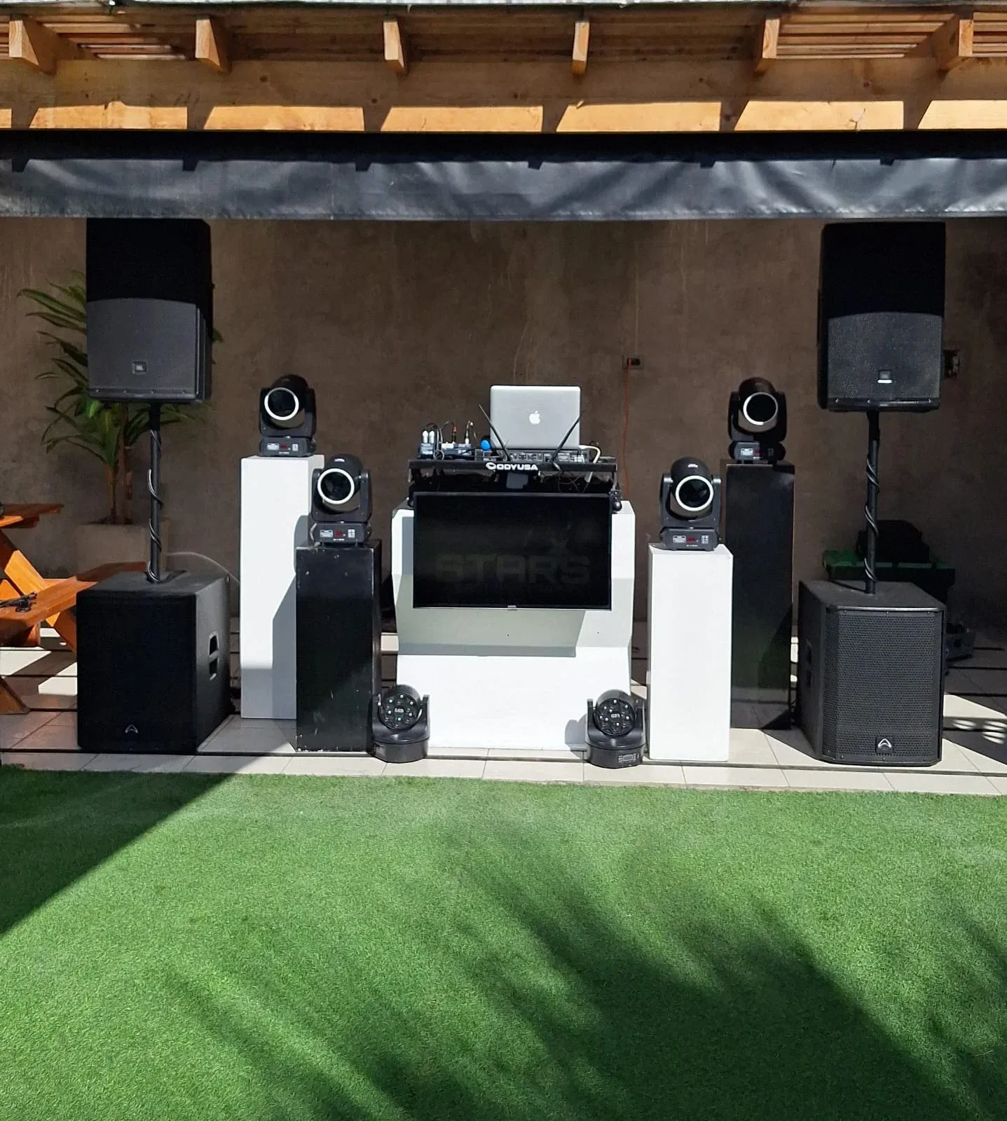 Equipo de sonido e iluminación para matrimonios